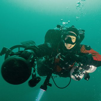 Jubel unter Wasser: Henning May nach der Erstbetauchung eines noch nicht identifizierten Wracks vor Skottevik in Norwegen.