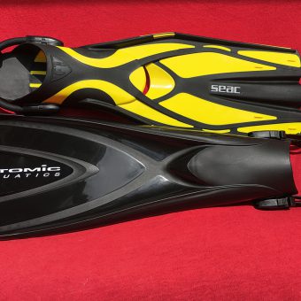 Geräteflossen im Test: Seac Sub F1S vs. Atomic Aquatics X1 Bladefin.