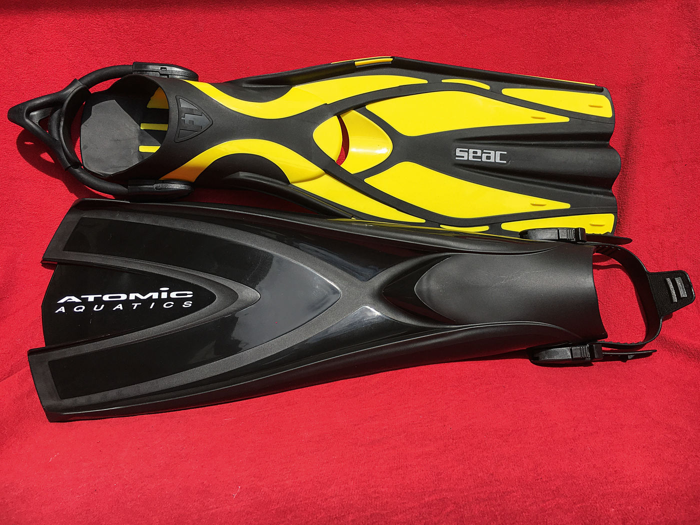 Geräteflossen im Test: Seac Sub F1S vs. Atomic Aquatics X1 Bladefin.