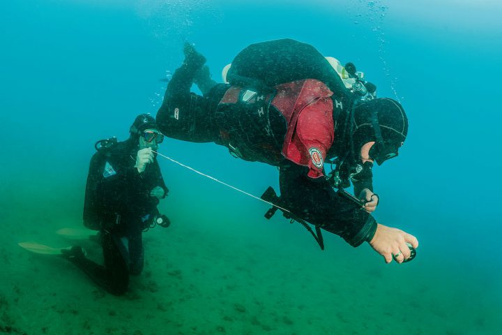 6. Ein Taucher schwimmt im Kreis.