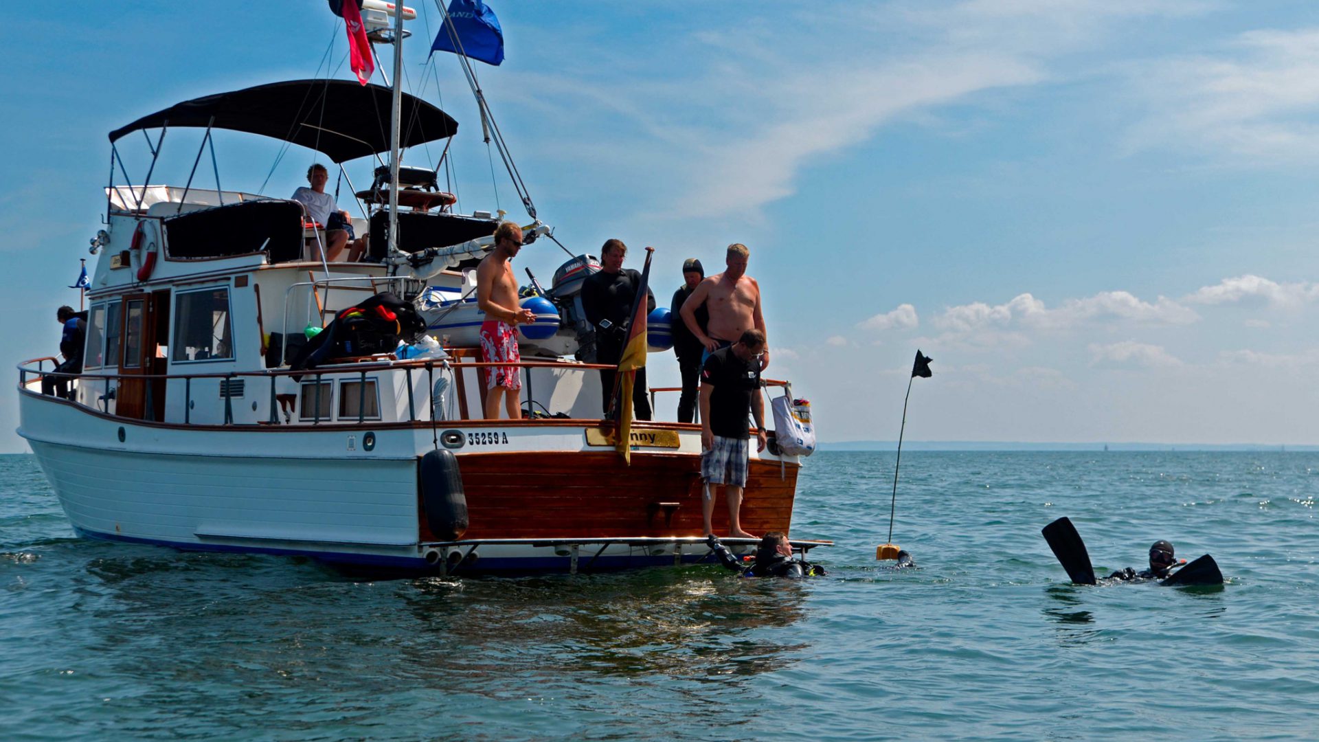 Im Sommer geht's regelmäßig mit einer Grand Banks Motoryacht zu tollen Wracks in der Ostsee.