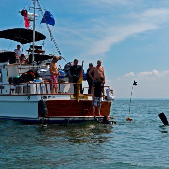 Im Sommer geht's regelmäßig mit einer Grand Banks Motoryacht zu tollen Wracks in der Ostsee.