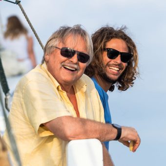 Helmut Debelius mit Sohn Ronan in Raja Ampat.