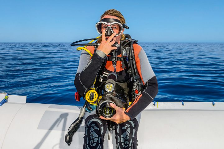 Kamera-Rolle Bei Strömungstauchgängen mit Direktabstiegen muss man einiges beachten. Die Kamera immer sicher vor dem Bauchgurt halten.