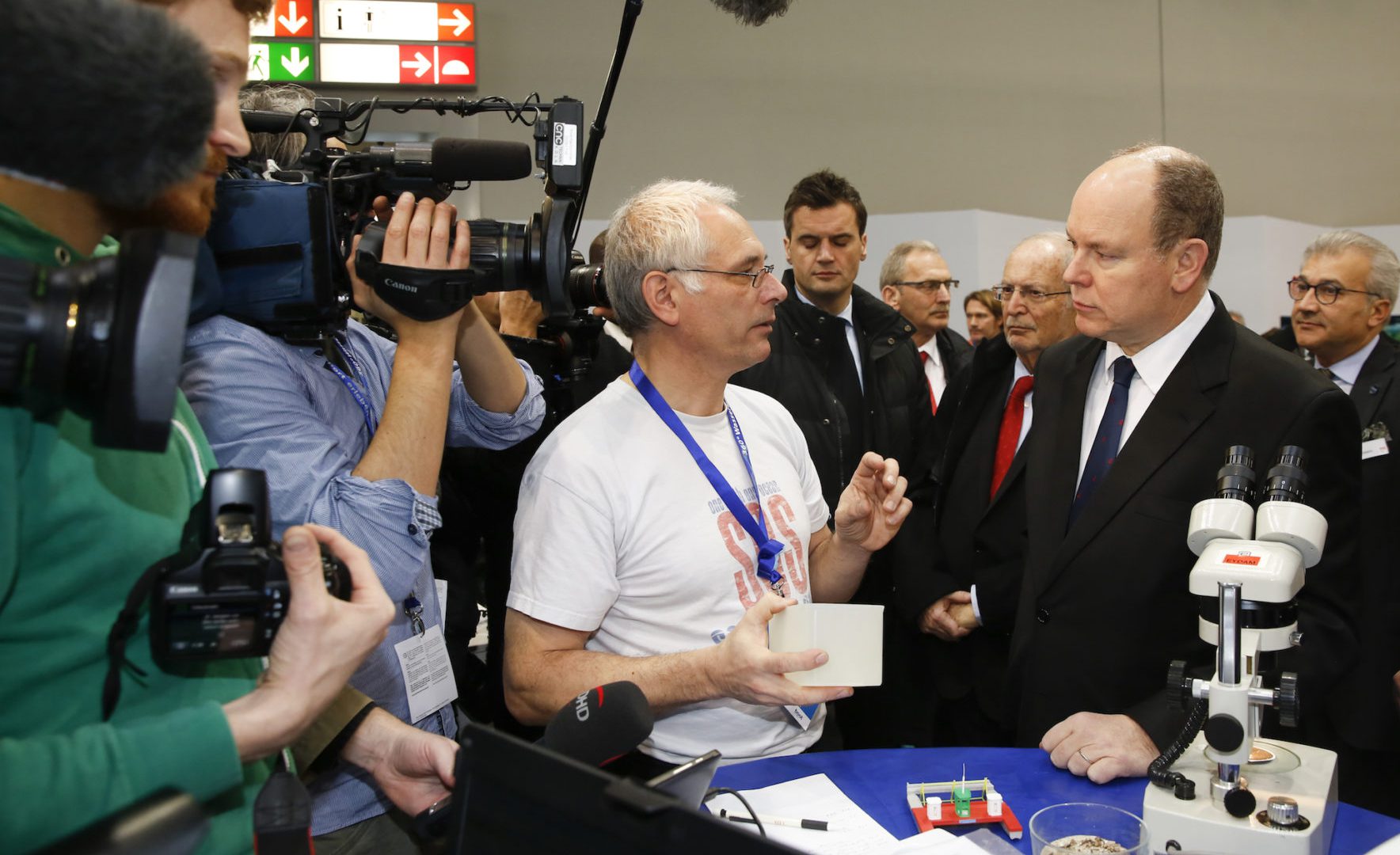 Fürst Albert von Monaco informiert sich am love your ocean Stand auf der boot 2017 über Verfahren zur Analyse von Wasser.