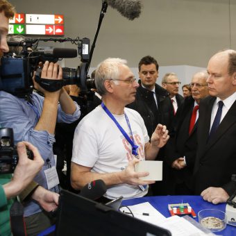 Fürst Albert von Monaco informiert sich am love your ocean Stand auf der boot 2017 über Verfahren zur Analyse von Wasser.