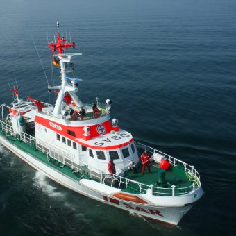 Der Seenotrettungskreuzer Bremen: Hier wurden die vermissten Taucher nach der Suche behandelt.