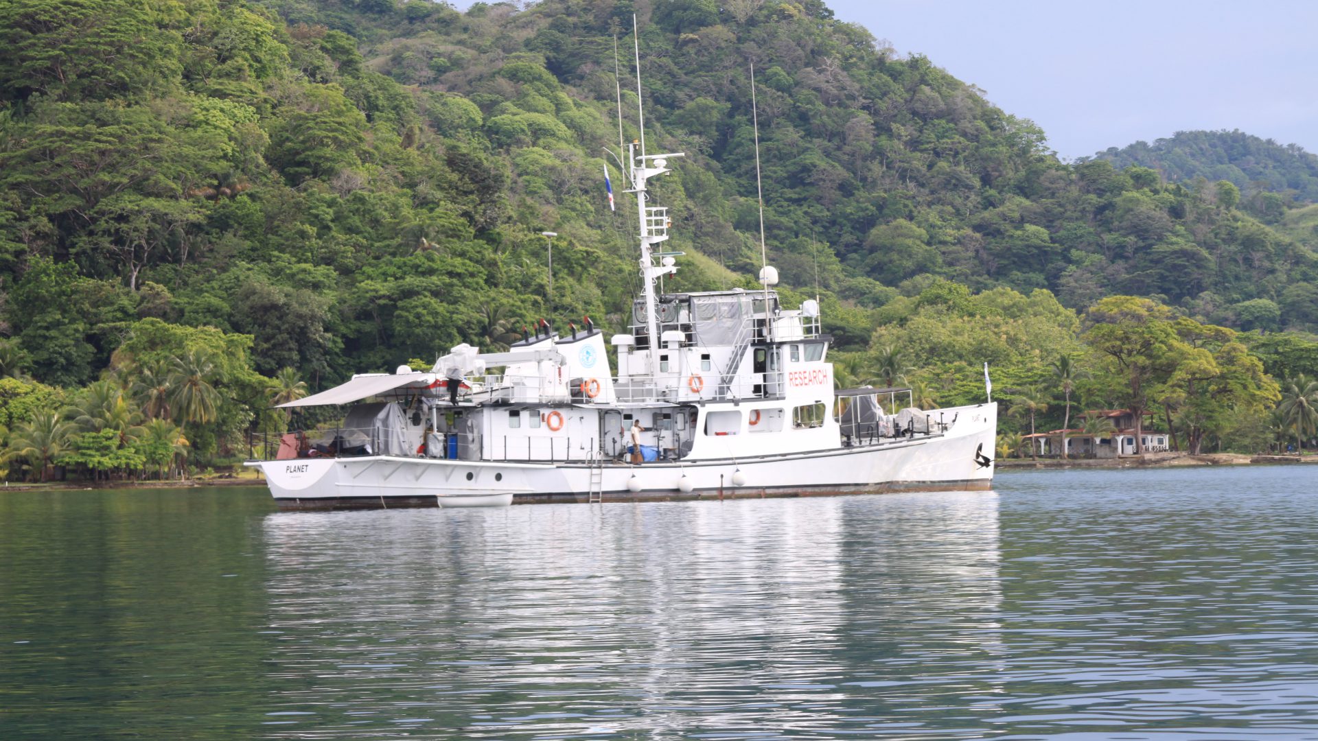 Die "R/V Planet" hat eine bewegte Geschichte und wird Euch zu unvergesslichen Tauchgängen vor Malpelo, dem "Berg der Haie", begleiten.