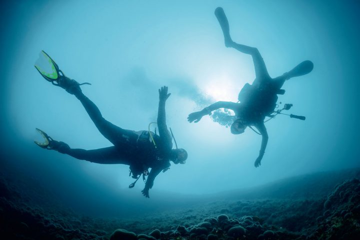 Miroslav und sein Buddy tauchen ab. Mit einem EAN-28-Gemisch wollen sie in eine Tiefe von 52 Metern tauchen (Fehler 1).