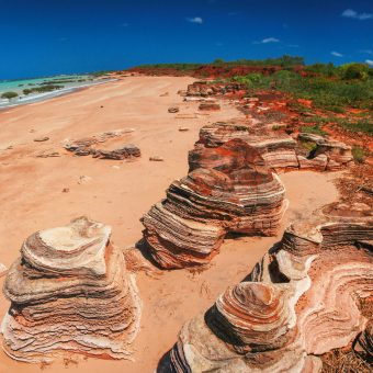 Bei Broome findet man einsame Strände mit bizarren Sandsteinformationen.