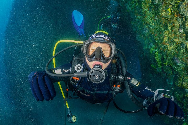 Der Divemaster schließt die Augen, um sich zu beruhigen, aber die klaustrophischen Ängste werden immer schlimmer.