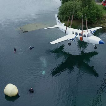 Und ab in die Tiefe: Die Piper wurde von einem riesigen Kran ins Wasser gehievt.