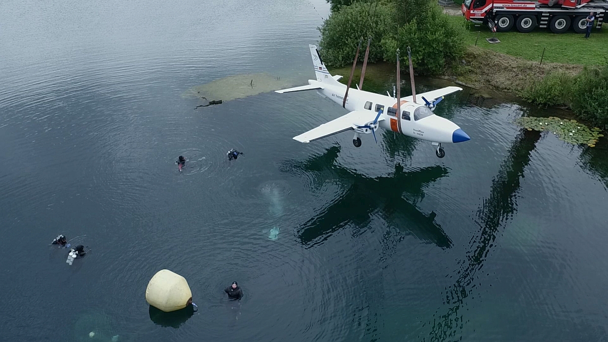 Und ab in die Tiefe: Die Piper wurde von einem riesigen Kran ins Wasser gehievt.