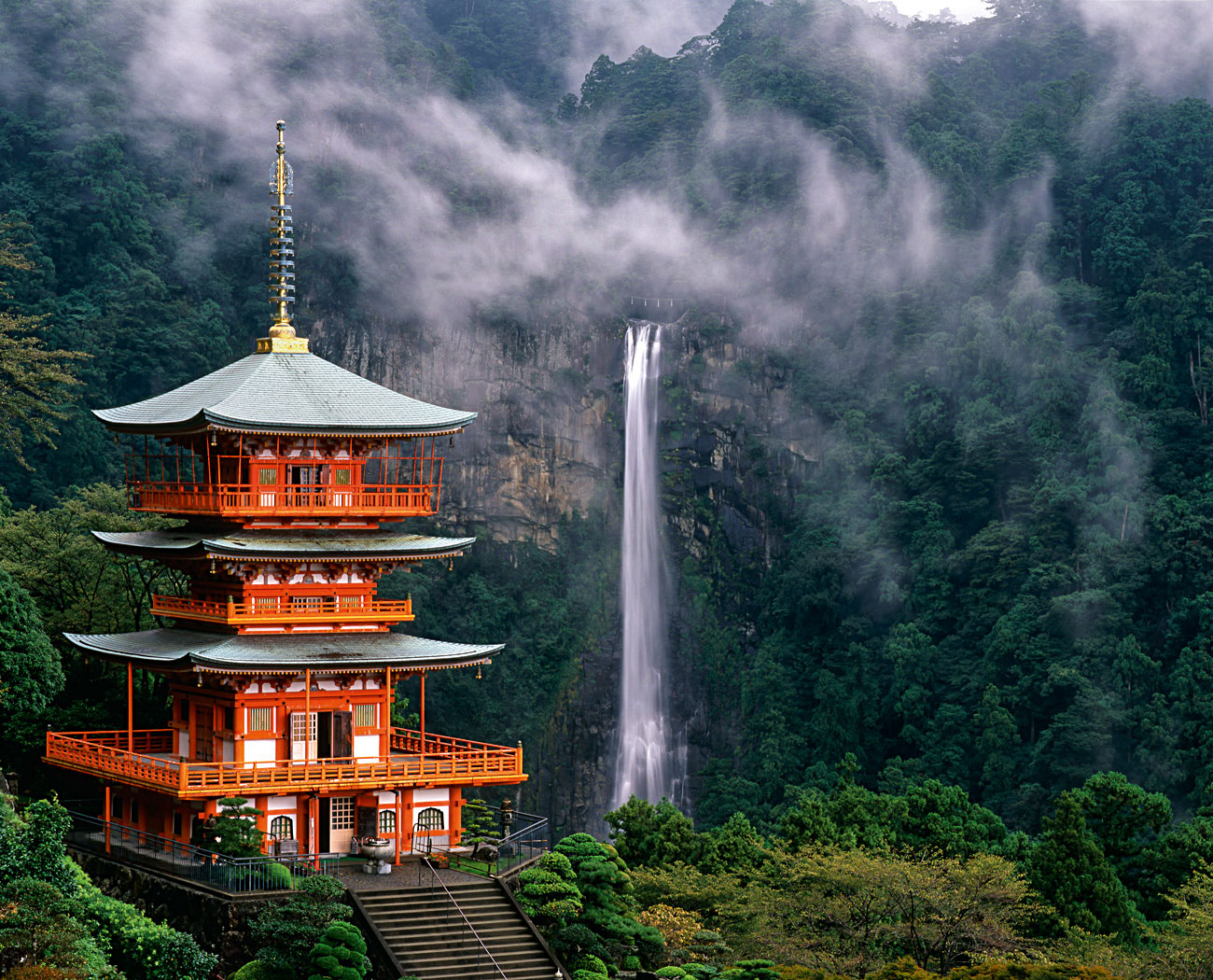 Blick auf den höchsten Wasserfall Japans und den malerischen Tempel Seiganto-ji. Foto: Visit Wakayama