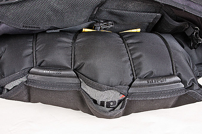 Durch Bungee-Straps in Form gehalten: die Auftriebsblase auf dem Rücken.