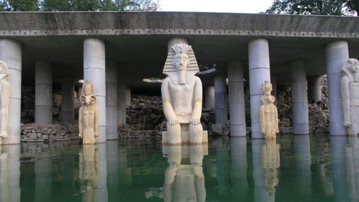 So sah der Tempel im NaturaGart-Unterwasserpark vor der Flutung des Folienteichs aus. Foto: Naturagart