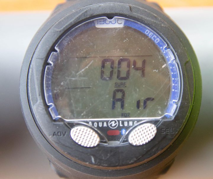 Das Segment-Display ist übersichtlich aufgeteilt. Alle wichtigen Informationen, wie Nullzeit, Tiefe und Tauchzeit sind gut ablesbar. Die Navigation durchs Menü ist etwas gewöhnungsbedürftig. Mit Hilfe des beiliegenden Quick-Guides findet man sich jedoch schnell im Menü zurecht. Die Tasten lassen sich auch mit dicken Handschuhen noch gut bedienen. Ein solides Teil.