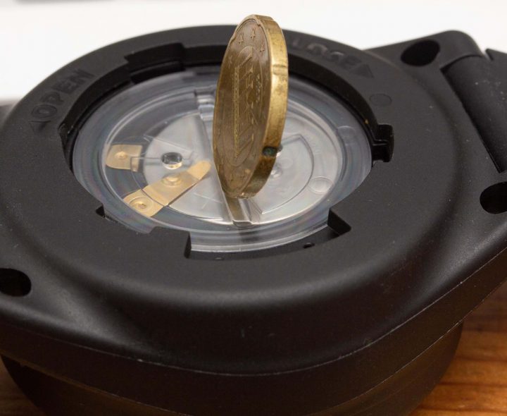 Klever und standesgemäß für einen Rechner dieser Kategorie ist das transparente Batteriefach. Erstens erkennt man den Batterietyp und auch Wassereinbruch wird schnell festgestellt. Daumen hoch dafür.