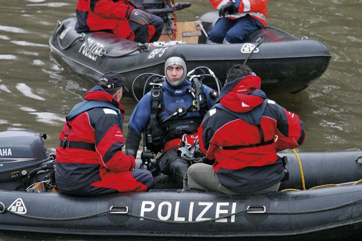 Bei jedem Sucheinsatz kommen auf jeden Taucher zahlreiche helfende Hände.