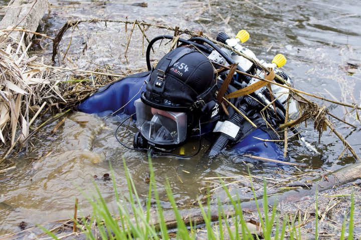 Wühlen im schmuddeligen Flachwasser: Alltag der Nürnberger Bereitschaftspolizei-Taucher.