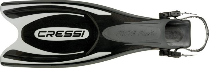 Die Frog Plus ist eine der meist verkauften Flossen von Cressi. Das liegt sicher am günstigen Preis, aber auch an ihrer Vielseitigkeit. Sowohl beim „normalen“ Flossenschlag als auch beim Frog-Kick ist ihr Verhalten sehr gut. Bei dem Namen kein Wunder.