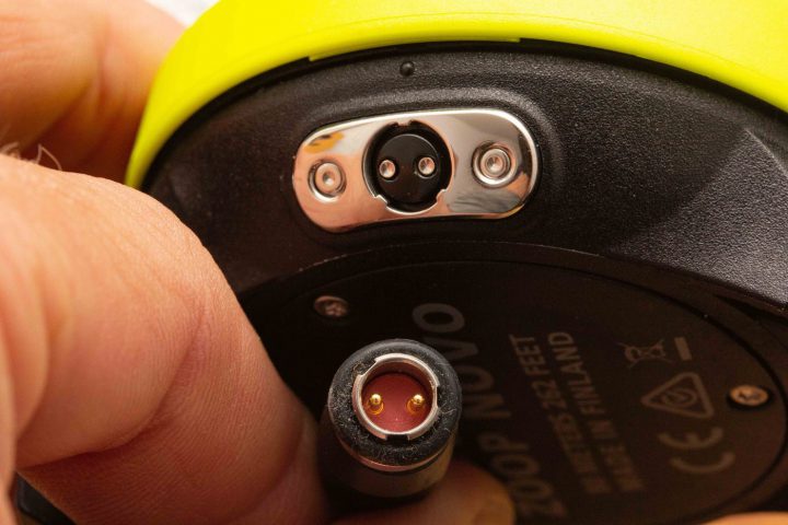 Nicht sonderlich innovativ ist das zusätzliche Interface. Es kostet extra, es muss mitgeschleppt werden und kann kaputt gehen. Eine kleine Bluetooth-Antenne, wie beim Aqua Lung i300c und Scubapro Aladin Matrix one wäre wünschenwert.