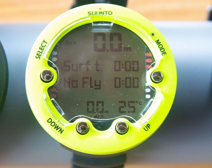 Durch sein Matrixdisplay ist er sehr gut ablesbar. Zusammen mit dem Quad von Mares ist es das Beste unseres Tests. Die Menüführung ist nicht intuitiv, kann aber nach einer kurzen Eingewöhnungszeit logisch erscheinen. Die Bedienung der kleinen Knöpfe ist mit dicken Handschuhen problematisch. Ein zusätzlicher Gummiring, der im Fachhandel gekauft werden kann, schafft Abhilfe.