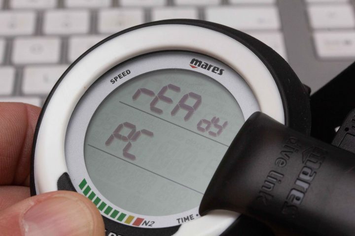 Ist man im PC-Modus ist die Übertragung denkbar einfach. Der Funktionsumfang ist beim Puck Pro genau der selbe des großen Bruders Quad. Das Desktop-Programm ist recht ausgereift. Bei der App für Smartphone und Tablet gibt es eine Version für SSI-Taucher und eine kostenpflichtige App für 10,99 Euro für alle anderen Taucher.