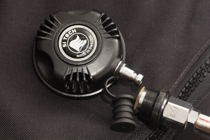 Das Si-Tec Einlassventil benötigt einen Si-Tec Inflator, der separat gekauft werden muss. Ein kleines Manko bei dem ansonsten sehr überzeugendem Anzug.