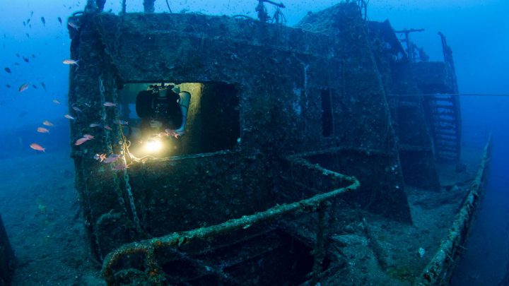 Der Kontrollraum des Supertankers lädt gefahrlos zum Erkunden ein. Türen und große Fensterschluchten bieten viele bequeme Einstiege.