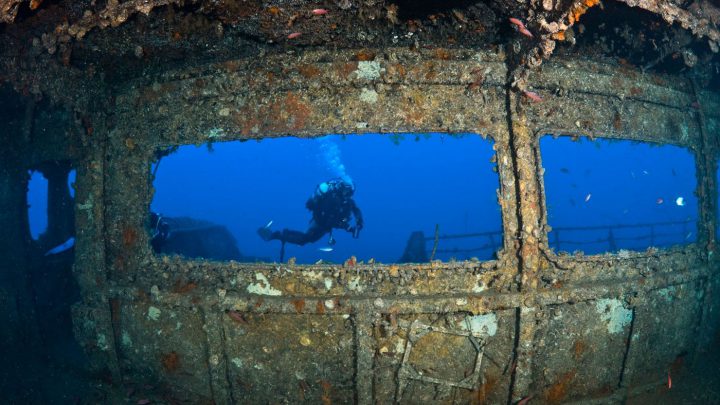 Dass der vordere Teil des Bugs fehlt, tut den gewaltigen Dimensionen des Haven-Wracks keinen Abbruch: Es ist noch immer unüberschaubare 250 Meter lang.