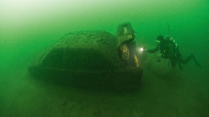 Ein Suzuki auf Abwegen: Wie der Kleinwagen mitten im See in 16 Meter Tiefe landete? Keine Ahnung. Sehenswert ist er auf alle Fälle.