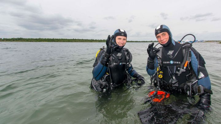 Taucher und Macher: Dass Basenleiter Fabian Lehmann (rechts im Bild) tauchen kann, hat er ganz offiziell schon bei der Dive Trophy bewiesen, die er 2011 gewann.