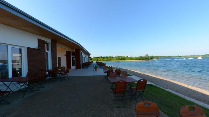 Sundowner: Den Sonnenuntergang kann man wunderbar im Strandrestaurant »Levante« zelebrieren.
