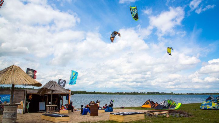 Mehr als Radfahren und Baden: Das Angebot in der Schladitzer Bucht umfasst neben Tauchen auch Kiten, Surfen, Segeln und Beachvolleyball – unter anderem.