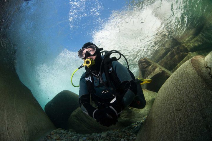 Tauchen im Fluss Verzasca