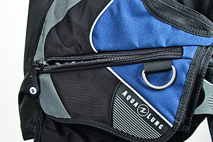 Taschen Wenn Sie Wert auf viel Stauraum legen, dann brauchen Sie große, gut zu erreichende Taschen. Achten Sie darauf, dass die Taschen auch dann noch genügend Platz bieten, wenn die Bleitaschen, die meist darunter liegen, gefüllt sind. Ist die Tasche mit einem Reißverschluss ausgestattet, so sollte dieser optimalerweise mit einem griffigen, großen Schlitten ausgestattet und nach vorne zu schließen sein. So hat man die Kontrolle darüber, ob die Tasche auch sicher geschlossen ist. Ein D-Ring, Karabiner oder ein Bungee innenliegend sind wünschenswert.
