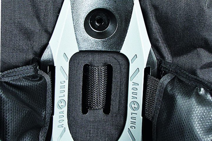 Doppelflaschentauglichkeit Ein ­Jacket ist aus unserer Sicht nicht automatisch doppelflaschentauglich, nur weil die Verschraubbarkeit eines Doppelflaschen-Systems gegeben ist. Vielmehr muss es genügend Auftrieb bieten, um dem Gewicht des Doppelflaschen-Systems entgegen wirken zu können. Lassen Sie sich daher nicht täuschen und rechnen sie im Detail nach.
