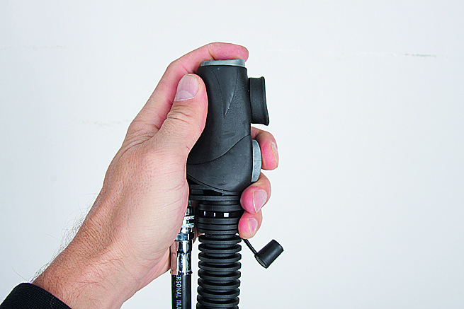 Faltenschlauch & Inflator Luft rein, Luft raus – das ist die Aufgabe des Inflators, der am unteren Ende des Faltenschlauches sitzt. Auf den ersten Blick gleicht ein Inflator dem anderen. Im Detail gibt es kleine Unterschiede. Beispielsweise die Anordnung der Knöpfe für das Ein- und Ablassen der Luft. Ist die Anordnung logisch oder muss man sich erst daran gewöhnen? Sind die Knöpfe groß oder klein genug? Wie sieht es mit dem Mundstück aus? Diese Punkte sind letztlich reine Geschmackssache. Spürbar ist dagegen die Durchfluss-Rate des Inflators, die vom verbauten Ventil abhängt. Bläst er das Jacket schnell oder eher gemütlich auf? Das spielt vor allem in größeren Tiefen eine Rolle. Ob der Inflator/Faltenschlauch durch kräftiges Ziehen gleichzeitig als Schnellablass fungieren sollte, darüber herrschen unterschiedliche Ansichten. Bei Modellen der Vergangenheit führte dies immer wieder zu Undichtigkeiten am Ablass-Ventil. Inwieweit die Kaufentscheidung vom Inflator abhängt, liegt am Ende an Ihnen selbst. Ein kleiner Tipp: Bei Nichtgefallen kann man ihn auch austauschen. Gleiches gilt für die Länge des Inflator-Schlauches, die man anpassen kann. Am besten lassen Sie so etwas aber machen, statt es selbst zu verursachen – Stichwort »Haftung«.