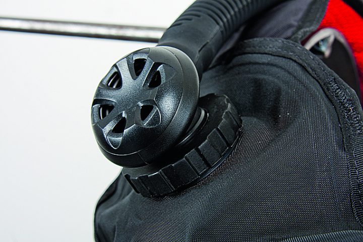 Schnellablässe Sie sorgen dafür, dass überschüssige Luft in jeder Tauchlage schnell aus dem Jacket entweichen kann. Neben dem Inflator, der in fast allen Jackets auch als Schnellablass-Variante (er muss lediglich gezogen werden) verbaut ist, befindet sich ein weiter Ablass auf der rechten Schulter sowie rechts oder links an der Unterseite des Jackets. Beachtenswert wären die Erreichbarkeit der Ablässe und die Schnurführung (sollten sich nirgends verfangen und aus Versehen betätigt werden können).