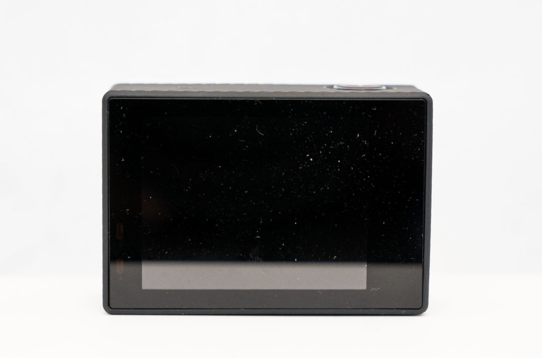 Die Kamera besitzt nur ein Display auf der Rückseite und dies ist kein Touchdisplay.