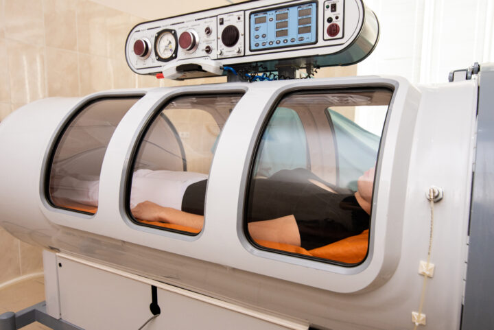 Sauerstoff-Therapie in einer 1-Mann-Druckkammer ©Shutterstock.com