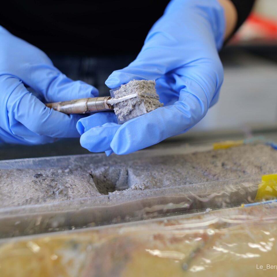 Forschungsschiff bei der Entnahme von Sedimentproben zur Analyse von Süßwasser im Meeresboden