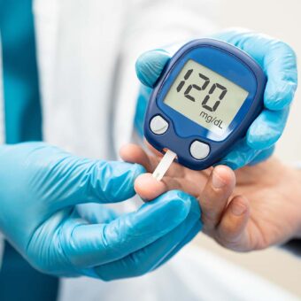 Blutzuckermessung per Fingerstich mit Messgerät