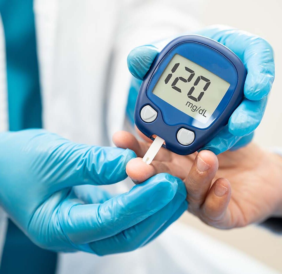 Blutzuckermessung per Fingerstich mit Messgerät