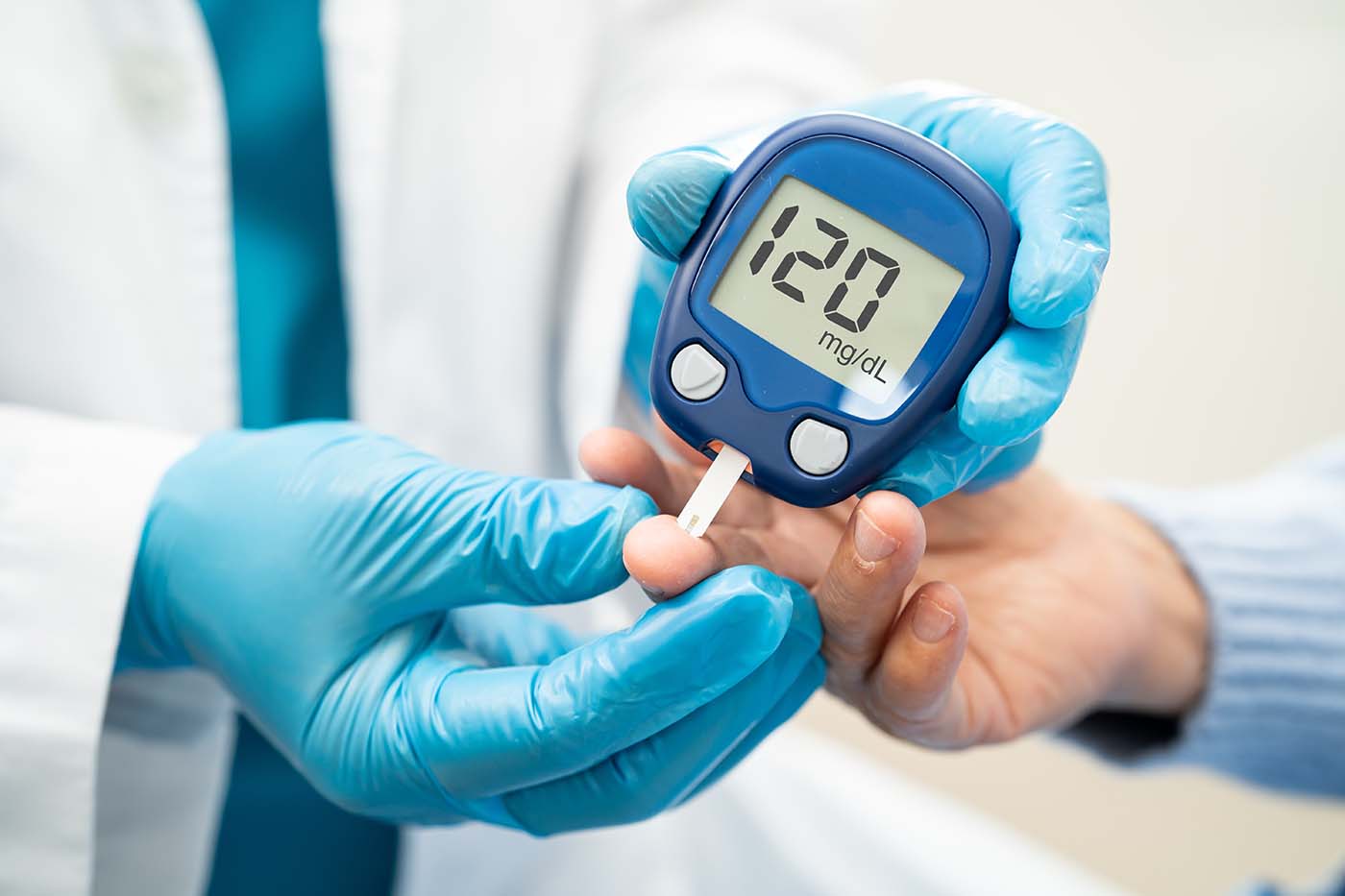 Blutzuckermessung per Fingerstich mit Messgerät