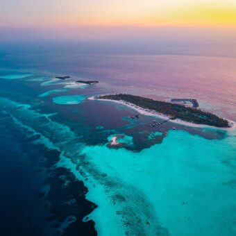 Luftaufnahme der Malediven Insel im Noonu-Atoll