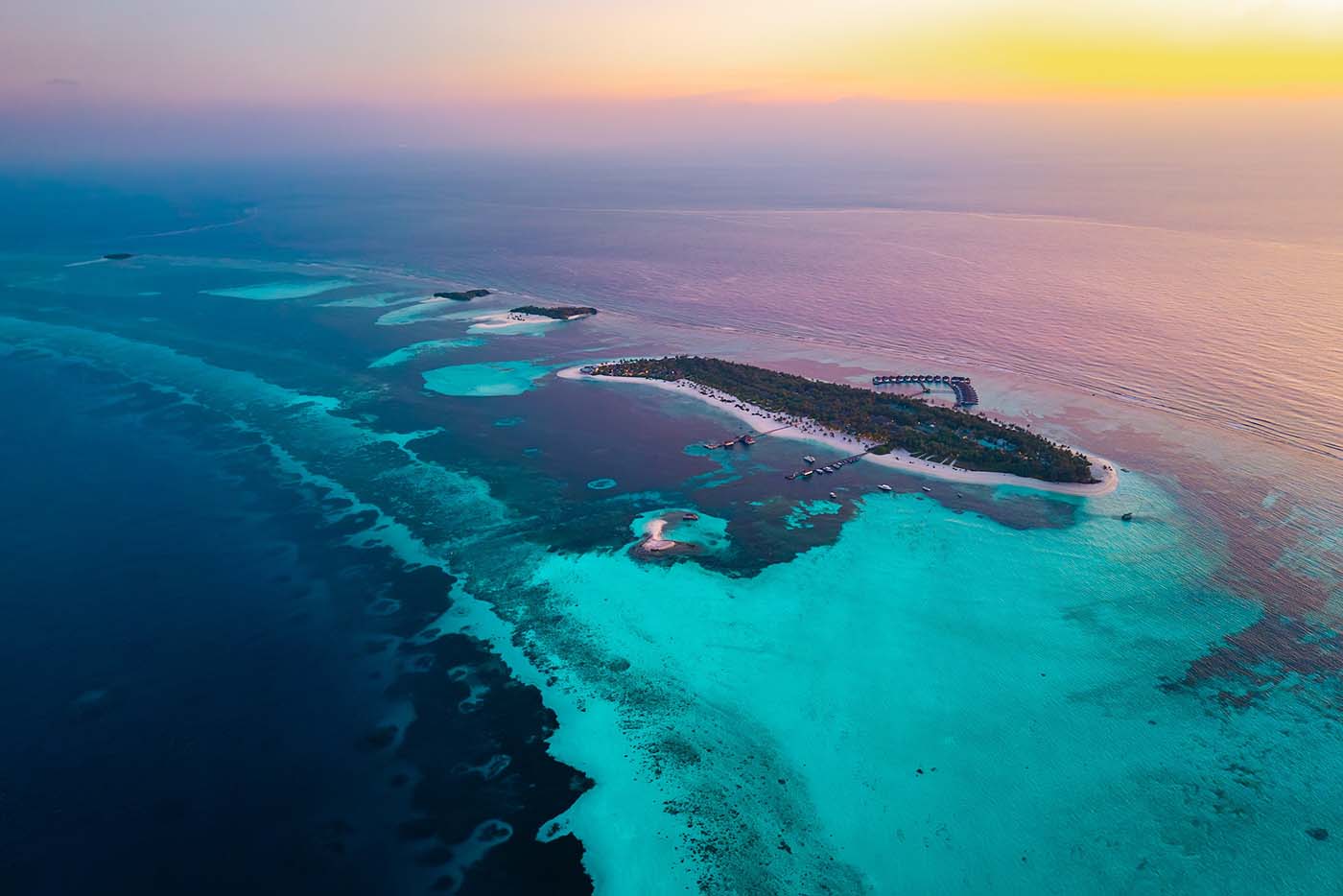Luftaufnahme der Malediven Insel im Noonu-Atoll