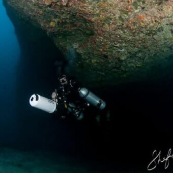 Tech-Taucher am Eingang der Alimathà Cave im Vaavu-Atoll auf den Malediven