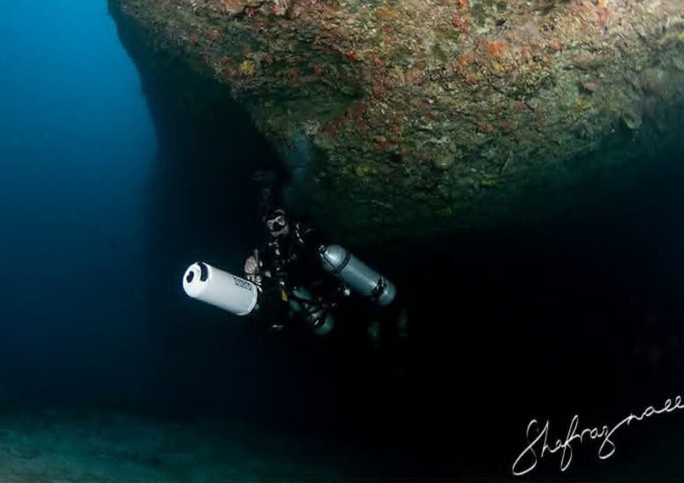 Tech-Taucher am Eingang der Alimathà Cave im Vaavu-Atoll auf den Malediven